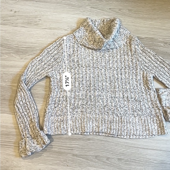 Free People Grey Cropped Knit Long Sleeve Turtle Neck Sweater - M. - Picture 9 of 10